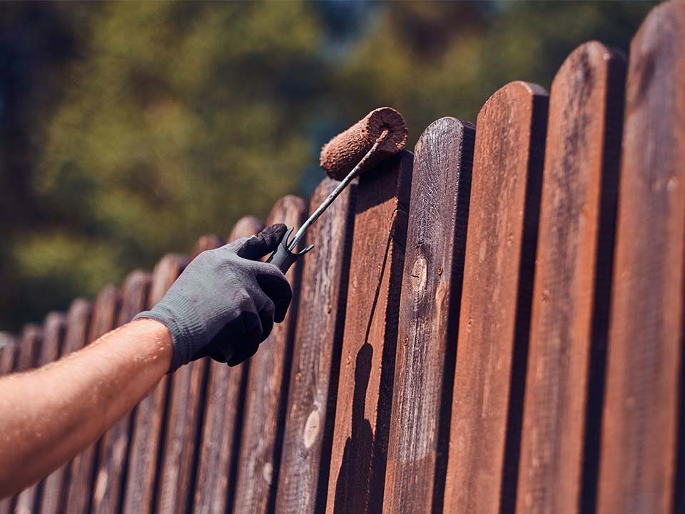 Jak dbać o ogrodzenie drewniane?