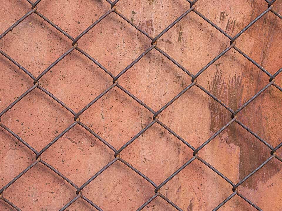 Słupki do ogrodzenia z siatki